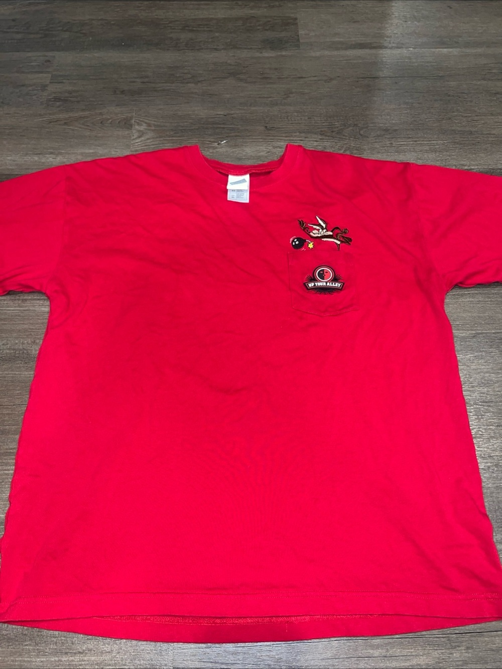 Vintage 1999 Warner Bros Wile E coyote embroidered bowling pocket Tshirt